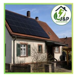 Älteres Wohnhaus mit nachgerüsteter Photovoltaikanlage auf Ziegeldach