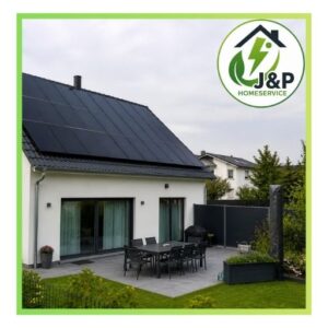 Modernes Einfamilienhaus mit Photovoltaikanlage auf dem Dach zur Eigenstromerzeugung
